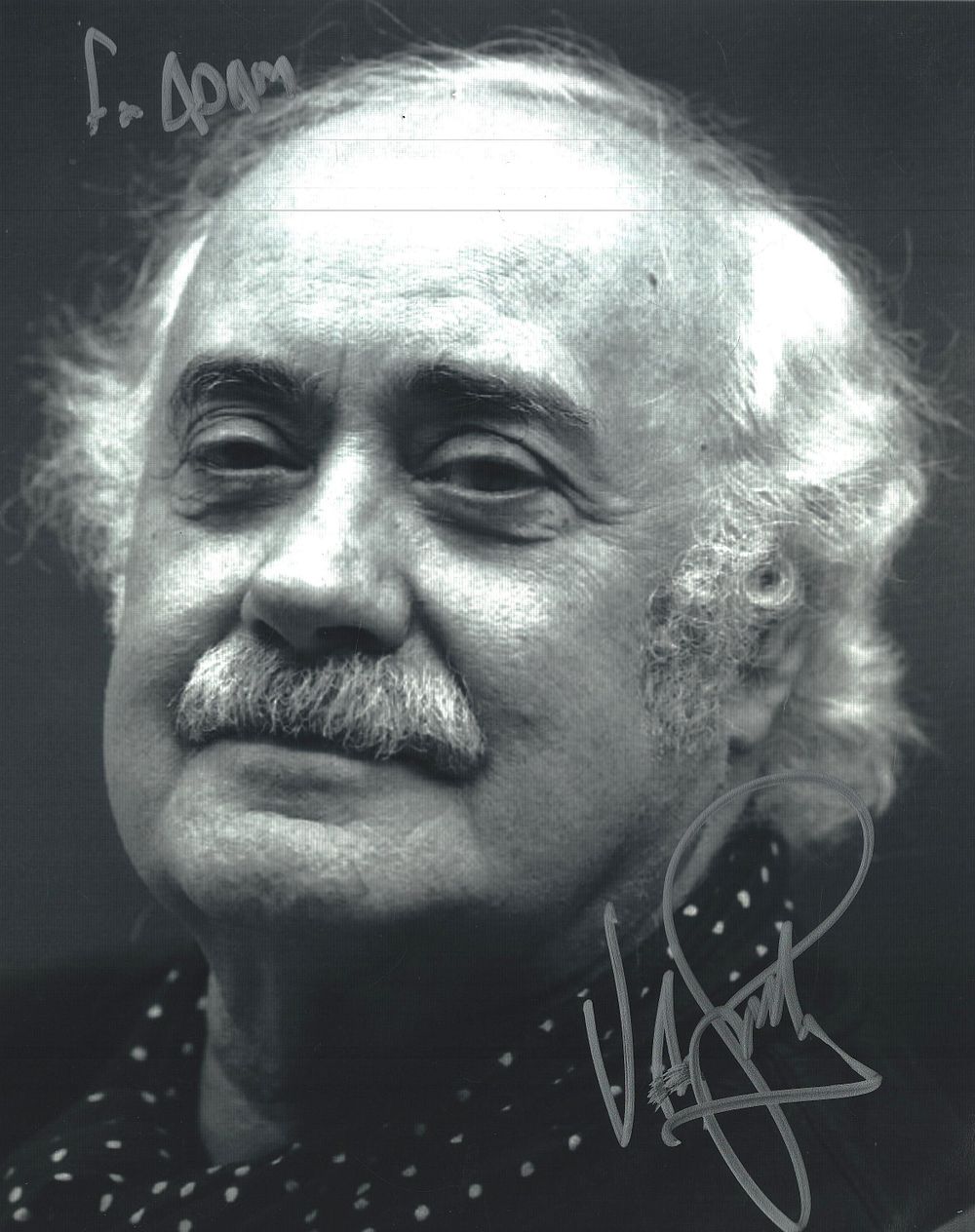Lot 317: Victor Spinetti signed 10x8inch black and white photo....