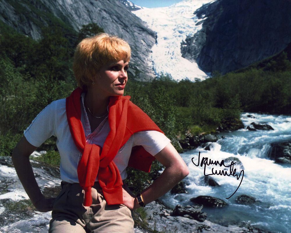 Lot 377: Joanna Lumley signed 10x8inch colour photo.