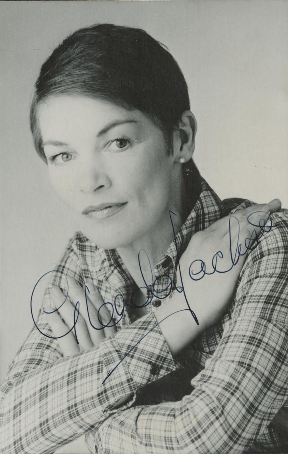 Lot 632: Glenda Jackson signed black & white photo 5.5x3.5...