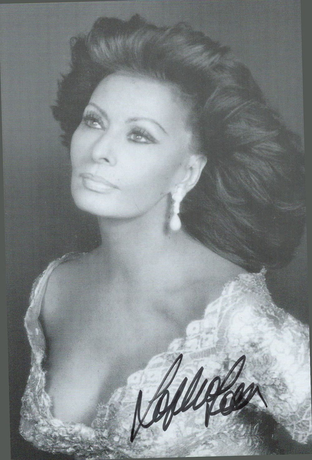 Lot 209: Sophia Loren signed 6x4inch black and white photo....