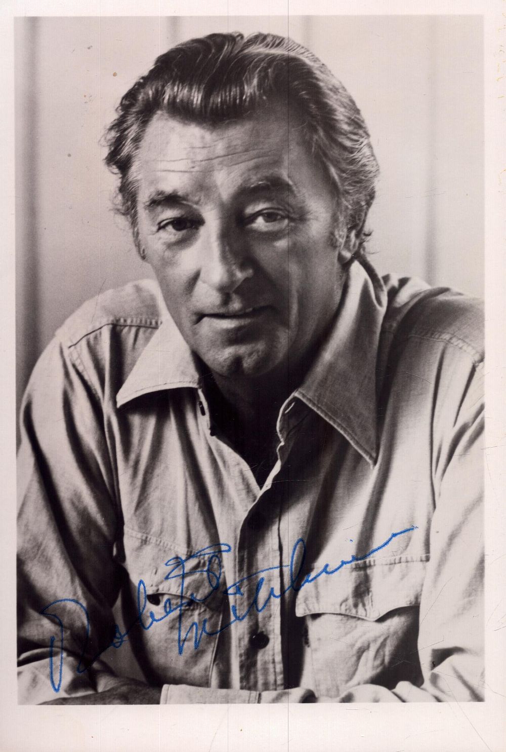 Lot 330: Robert Mitchum signed 7x5inch black and white photo....