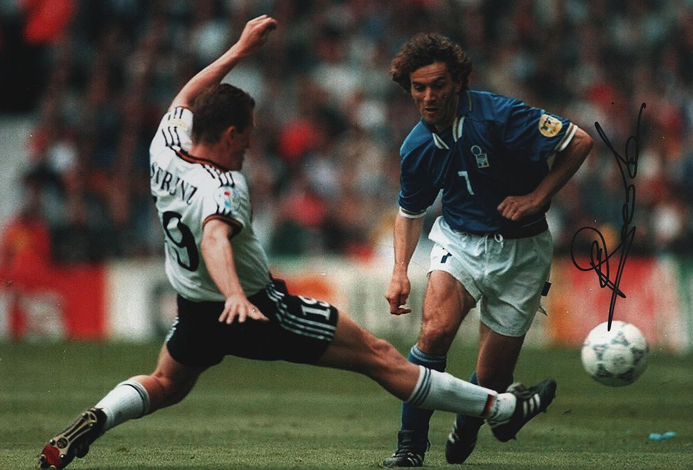 Lot 469: ROBERTO DONADONI signed Italy 8x12 Photo. Good condition....