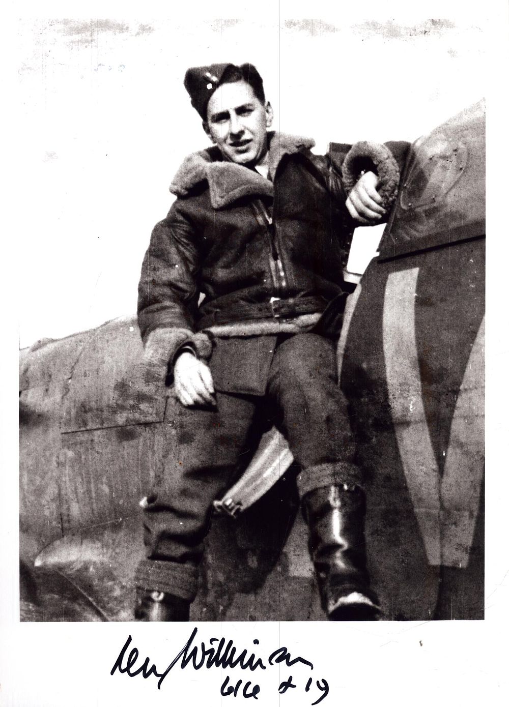 Lot 549: Flying Officer Kenneth Astill Wilkinson signed 5x7 inch...