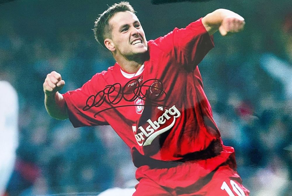 Lot 593: Michael Owen Liverpool Signed 18 x 12 Coloured...