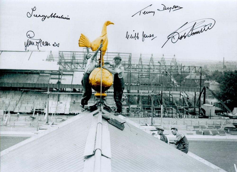 Lot 654: Jimmy Greaves, Bobby Smith, Terry Dyson, Cliff Jones...
