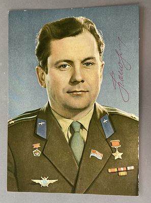 Cosmonaut Pavel Popovich signed vintage 6 x 4 colour photo in uniform. Space missions: Vostok 4 