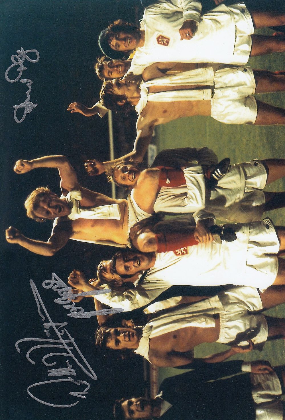 Lot 319: Autographed SCOTLAND 12 x 8 Photo : Col,...