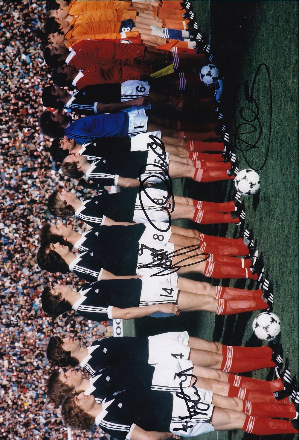 Lot 321: Autographed SCOTLAND 12 x 8 Photo : Col,...