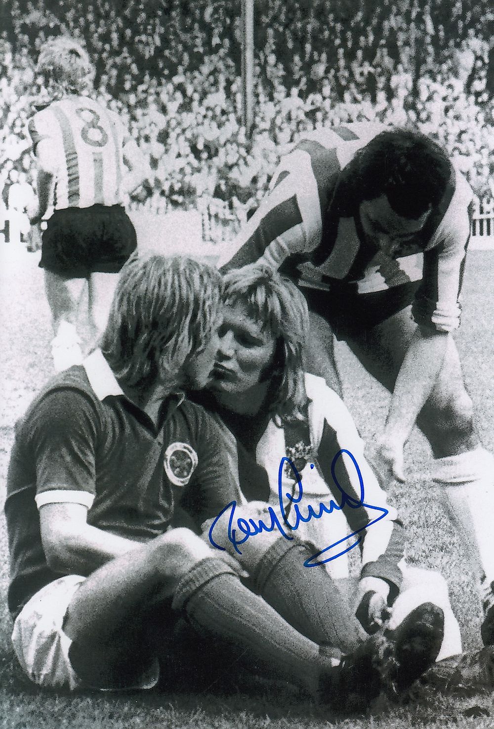 Lot 325: Autographed TONY CURRIE 12 x 8 Photo :...