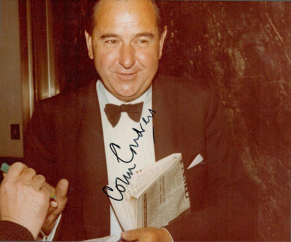 Lot 368: Colin Cowdrey signed 6x4inch colour phot o. Good...