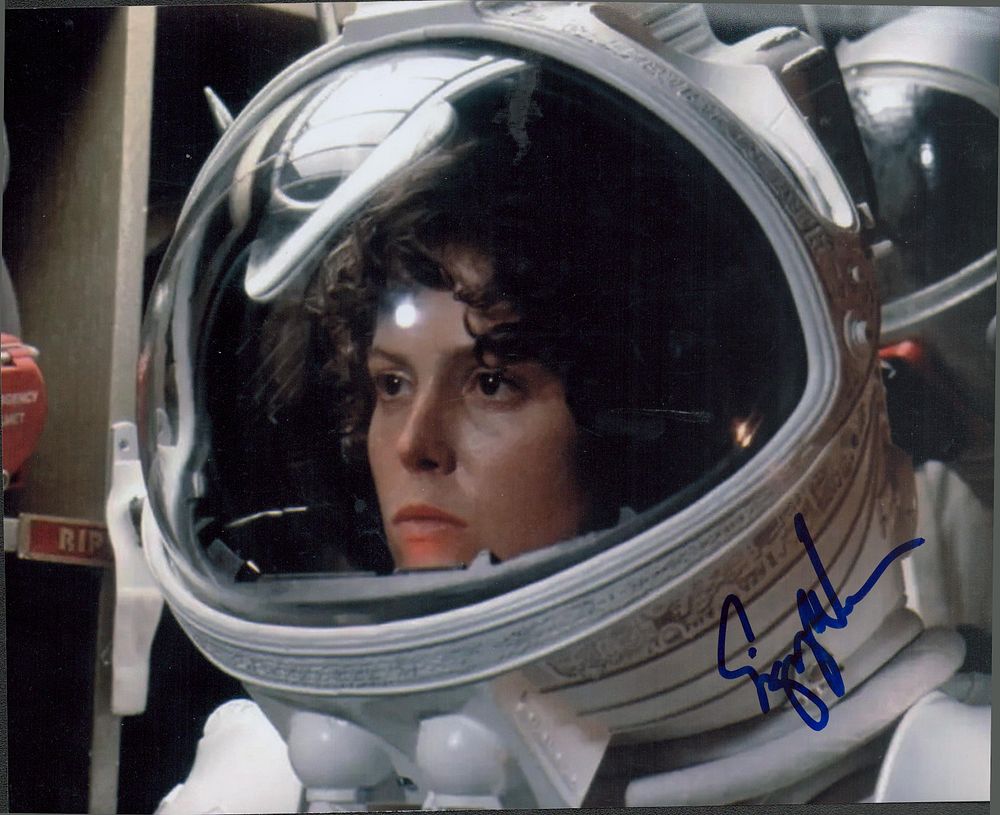Lot 386: Sigourney Weaver signed 10x8inch colour photo. Good condition....