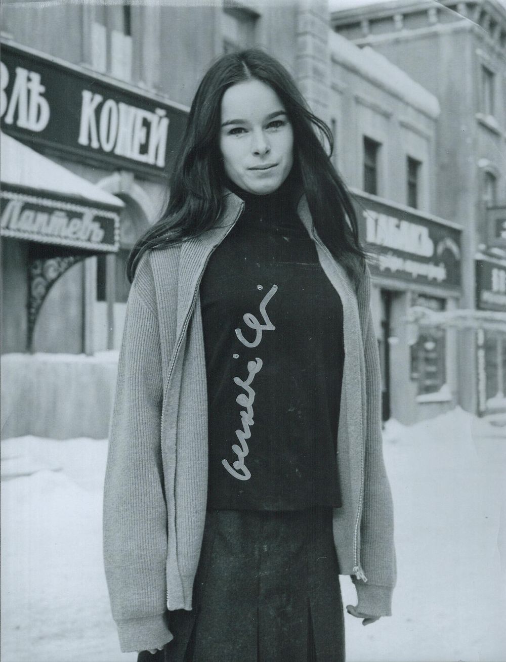 Lot 402: Geraldine Chaplin signed 10x8inch black and white photo....