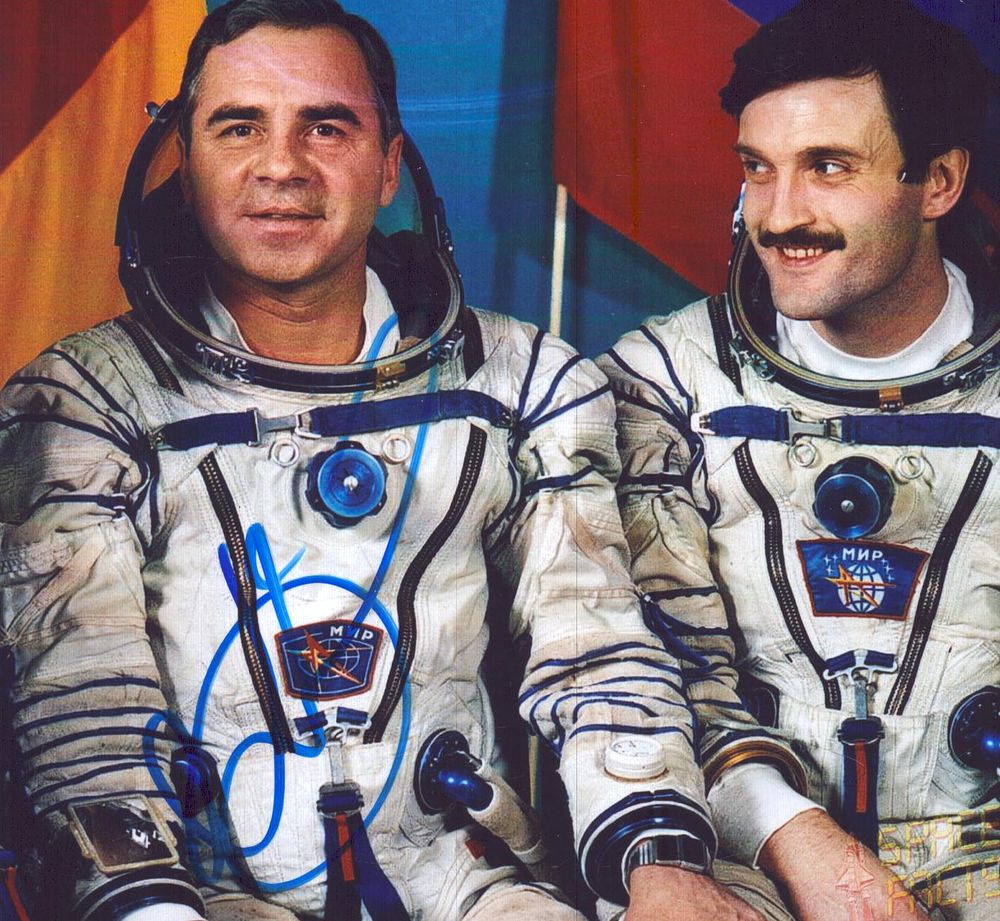 Lot 154: Cosmonaut Alexander Viktorenko signed 5x5inch colour photo. Good...