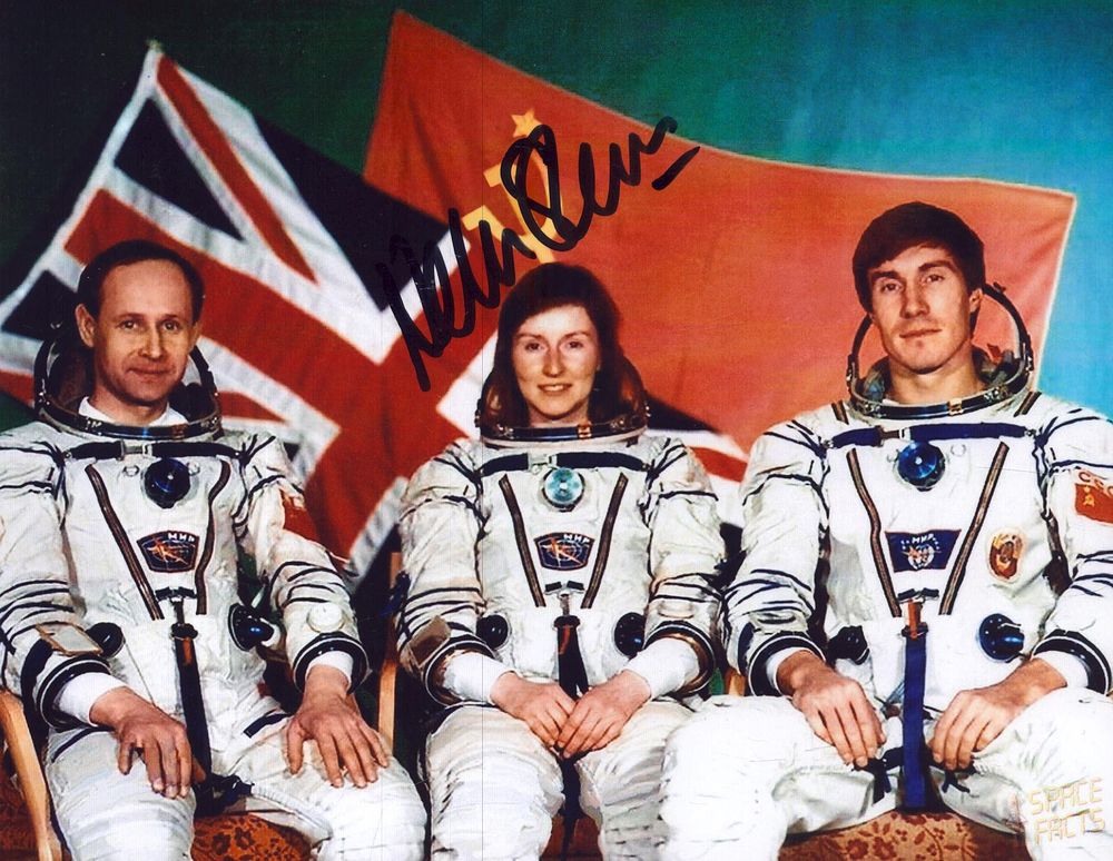 Lot 204: Cosmonaut Helen Sharman signed 6x5inch colour photo. Good...