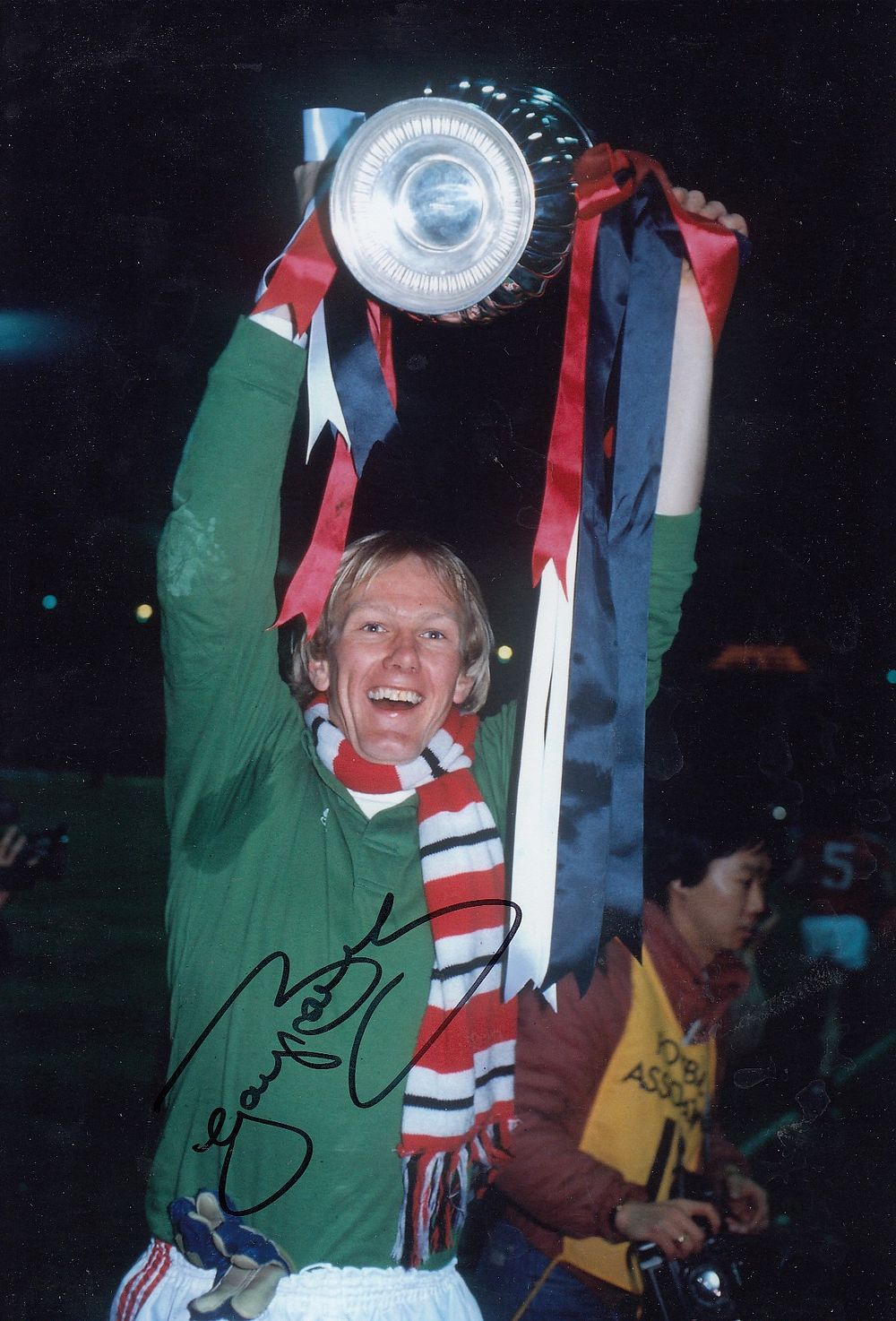 Lot 252: Autographed GARY BAILEY 12 x 8 Photo :...