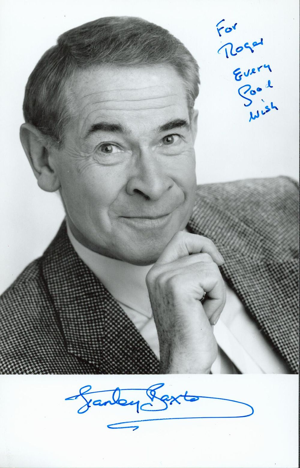 Lot 327: Stanley Baxter signed black and white photo 6x4...