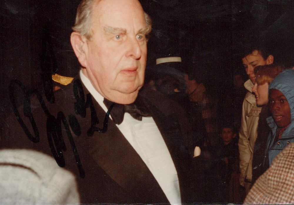 Lot 329: Robert Morley signed candid colour photo 6x 4....