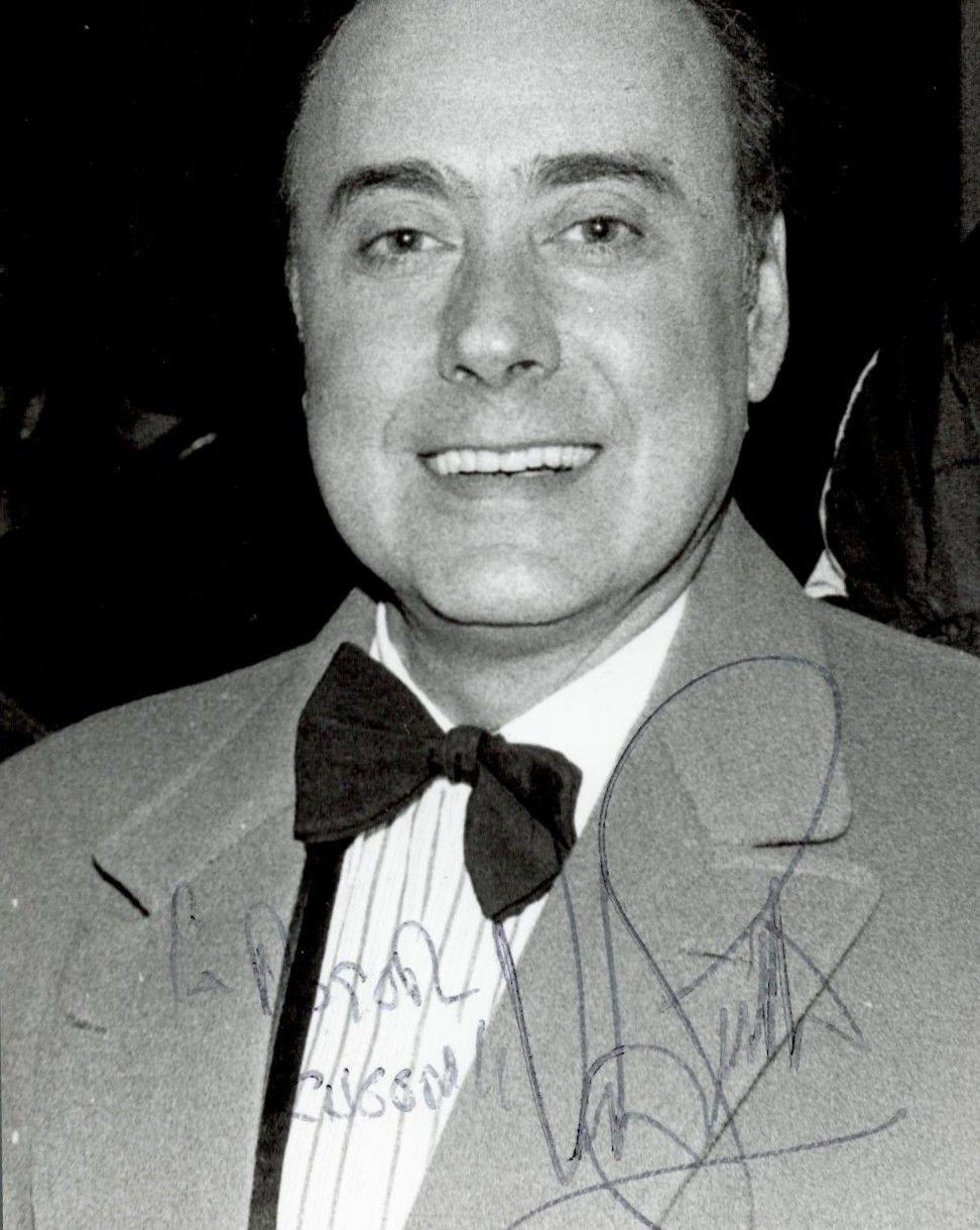 Lot 334: Victor Spinetti signed black and white photo 5x4...