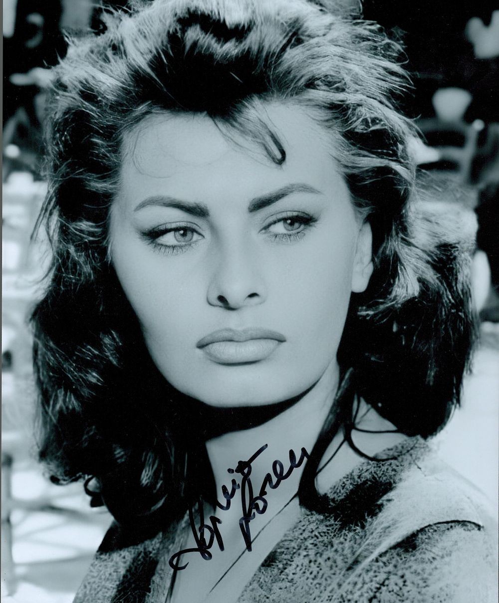 Lot 340: Sophia Loren signed black and white photo 10x8....