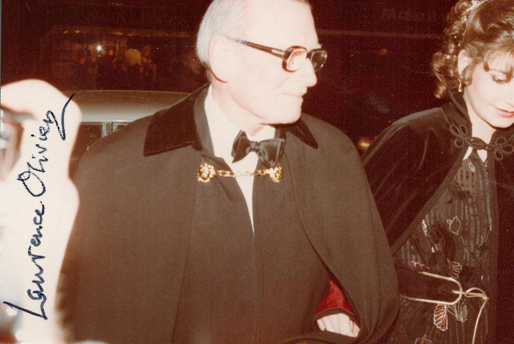 Lot 555: Laurence Olivier signed colour candid photo 5x4 approx....