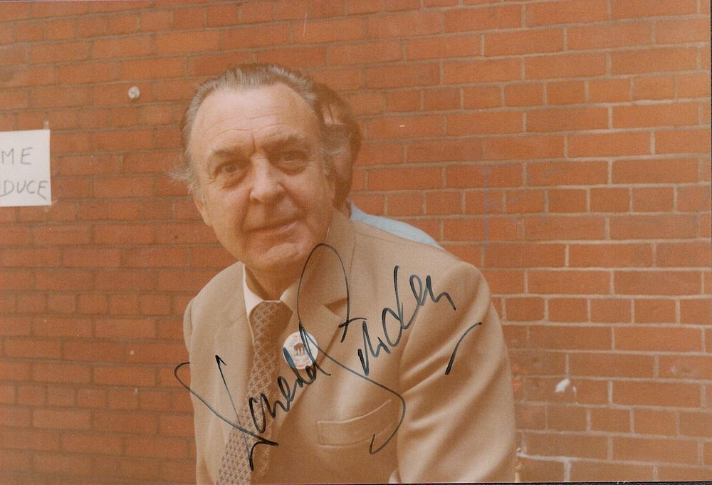 Lot 559: Donald Sinden signed colour photo 5x4. Good condition....