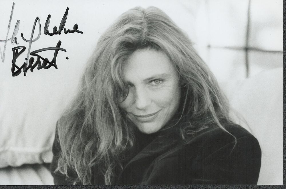 Lot 578: Jacqueline Bisset signed black and white photo 6x4....