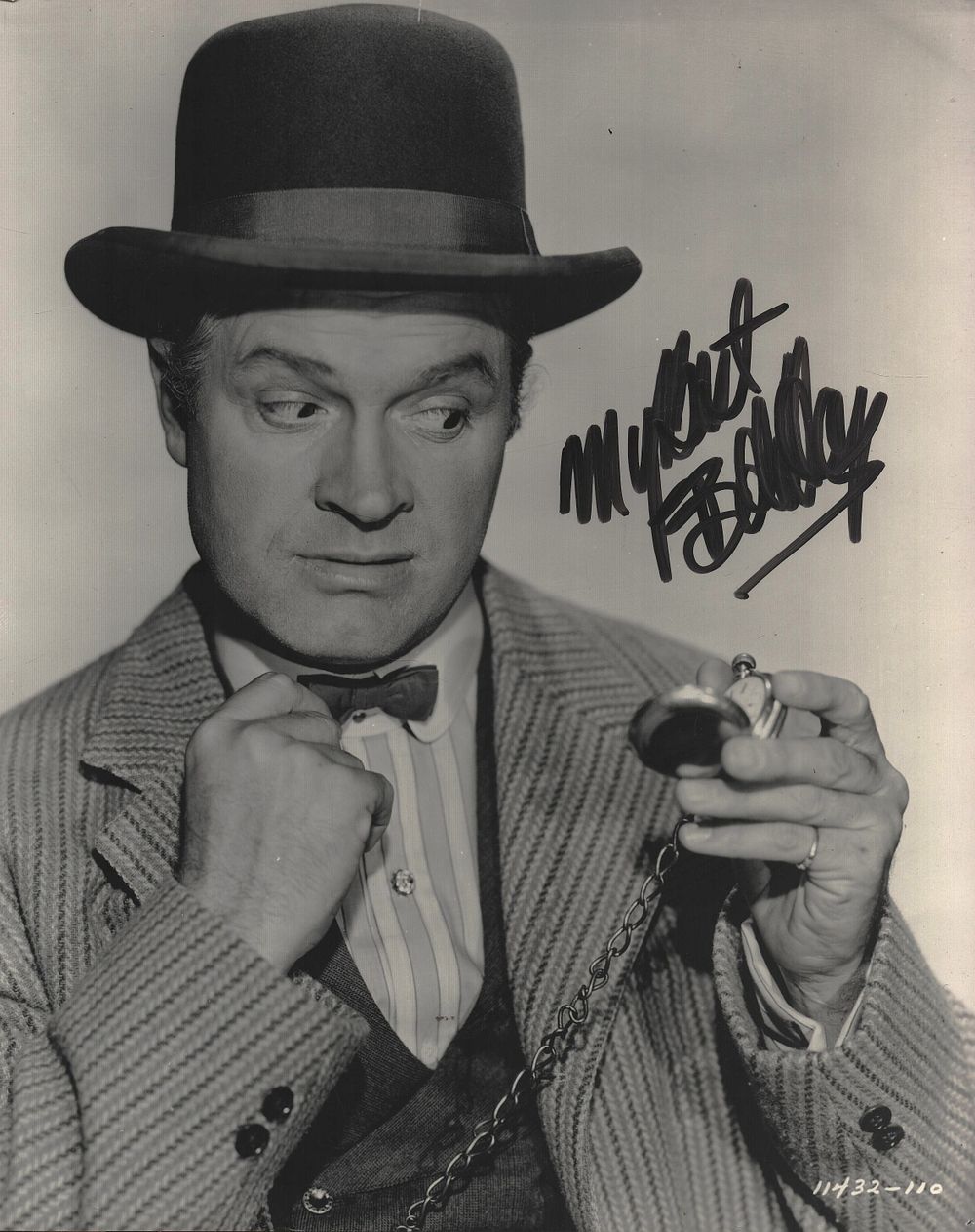 Lot 605: BOB HOPE (1903-2003) Actor signed . Good condition....