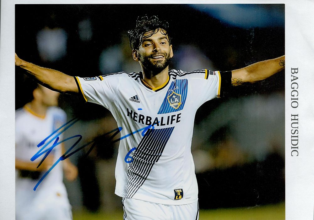 Lot 354: Baggio Hušidić signed 10x8 inch colour photo is...