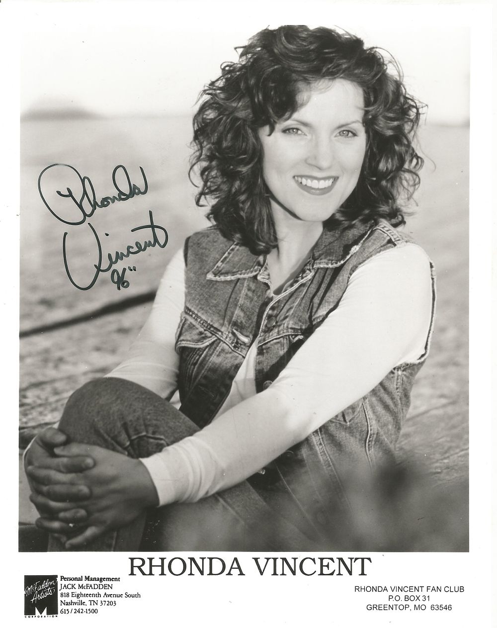 Lot 362: Rhonda Vincent signed 10x8inch black and white promo...