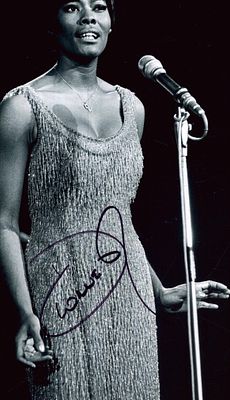 Dionne Warwick 8x6 inch black and white stage shot of the chart topping singer signed at Royal 