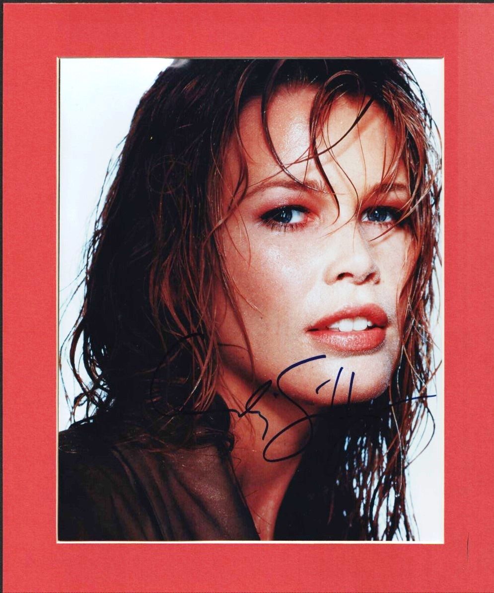 Lot 192: Claudia Schiffer signed colour photo. Mounted, measures 12x10...