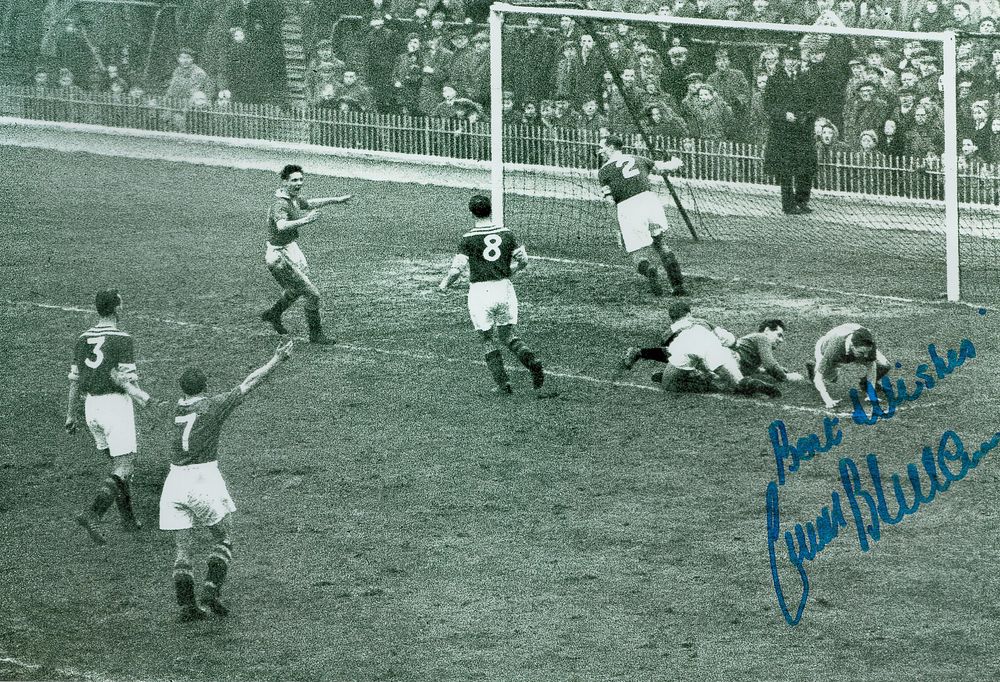 Lot 197: Frank Blunstone Ex Chelsea footballer signed 12x8 inch...