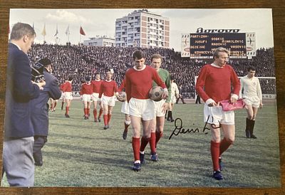 Man United football legend Denis Law signed stunning 12 x 8 inch colour European Cup photo.