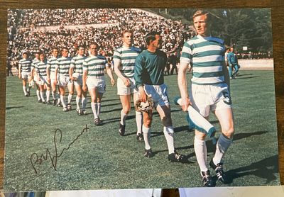 Celtic football legend Bobby Lennox signed stunning 12 x 8 inch colour team photo.