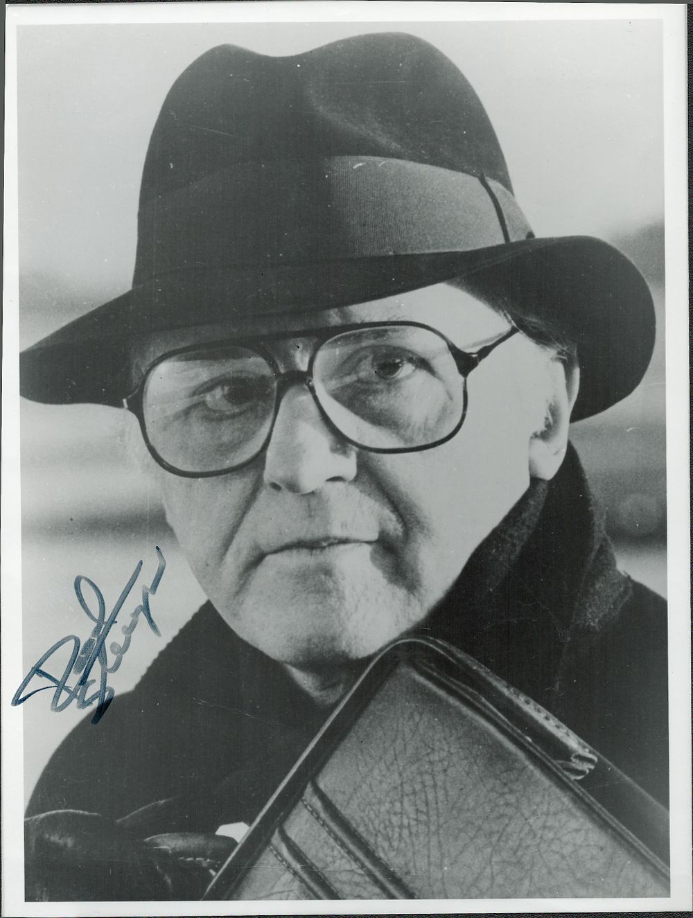 Lot 341: ROD STEIGER (1925-2002) Actor signed 7x9 Photo.