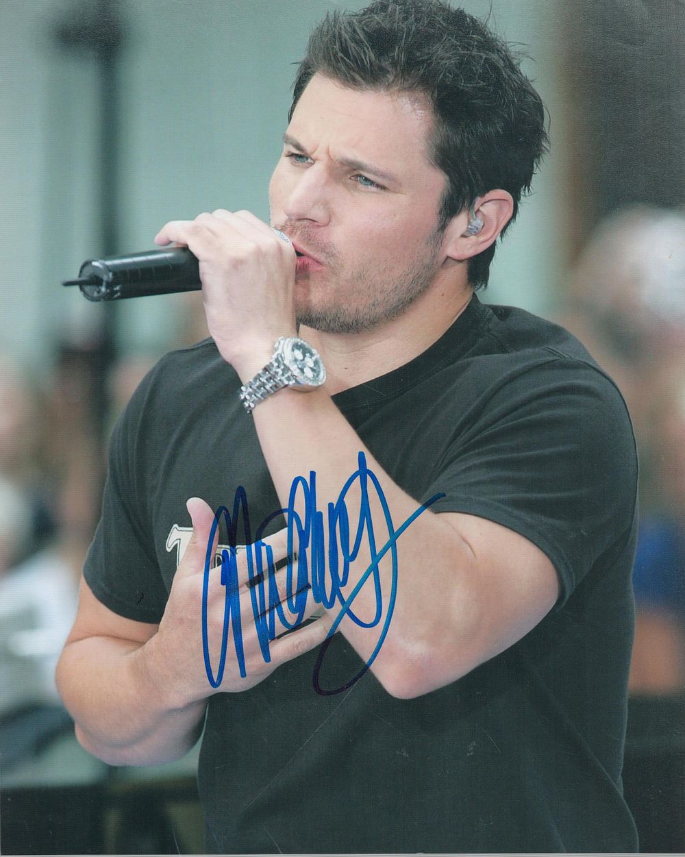 Lot 482: Nick Lachey signed 10x8inch colour photo.