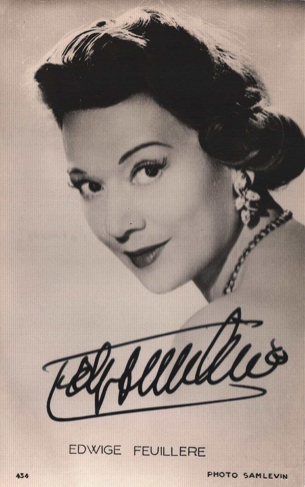 Lot 499: Edwige Feuillere signed 6x4inch black and white photo.