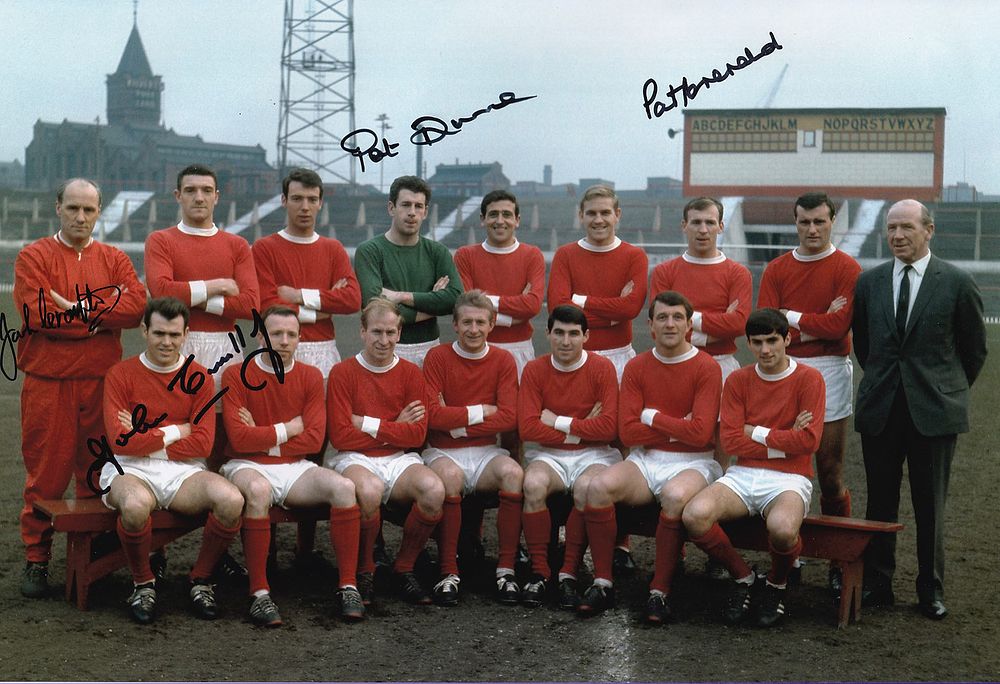 Lot 712: Autographed MAN UNITED 12 x 8 photo :...