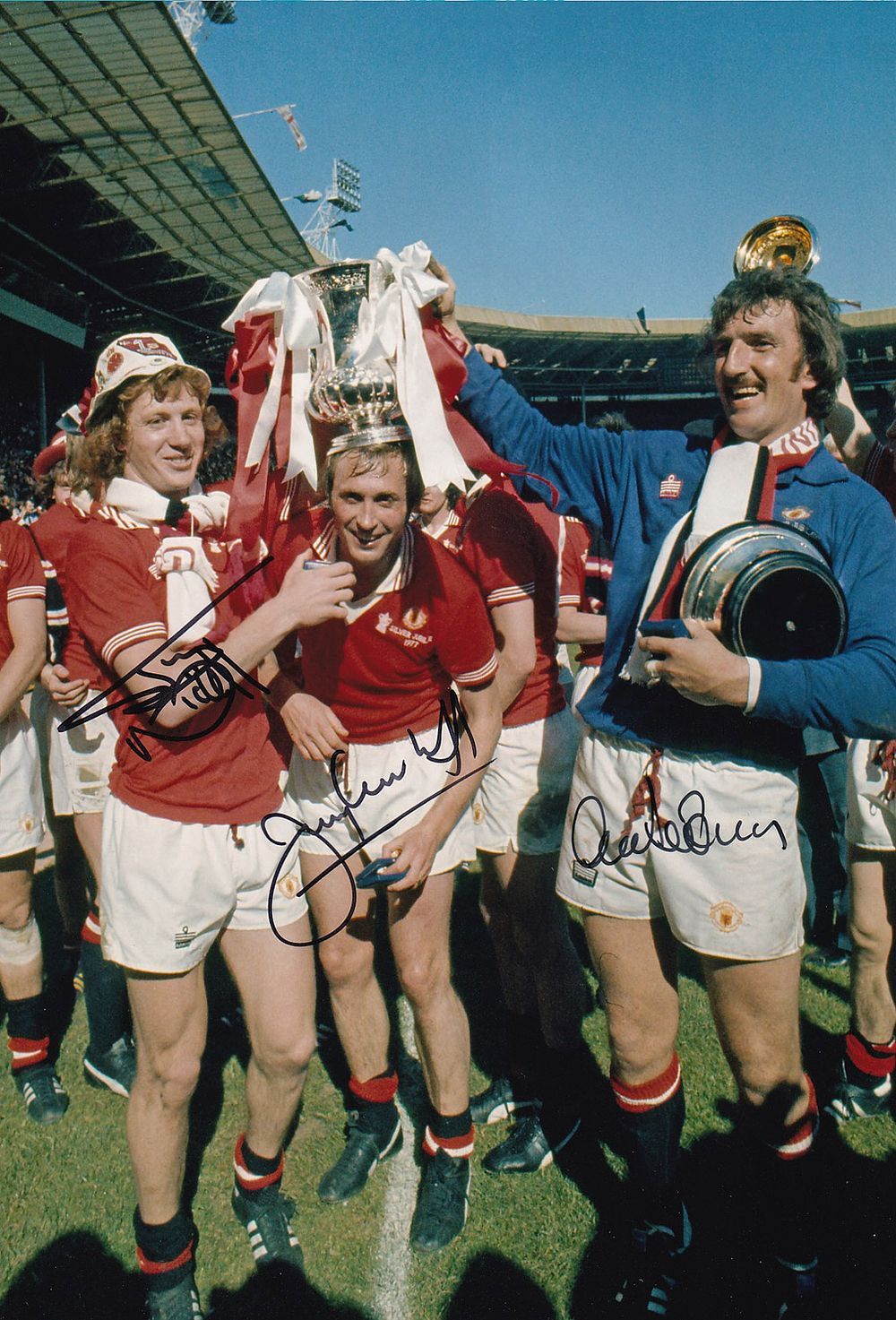 Lot 713: Autographed MAN UNITED 12 x 8 photo :...