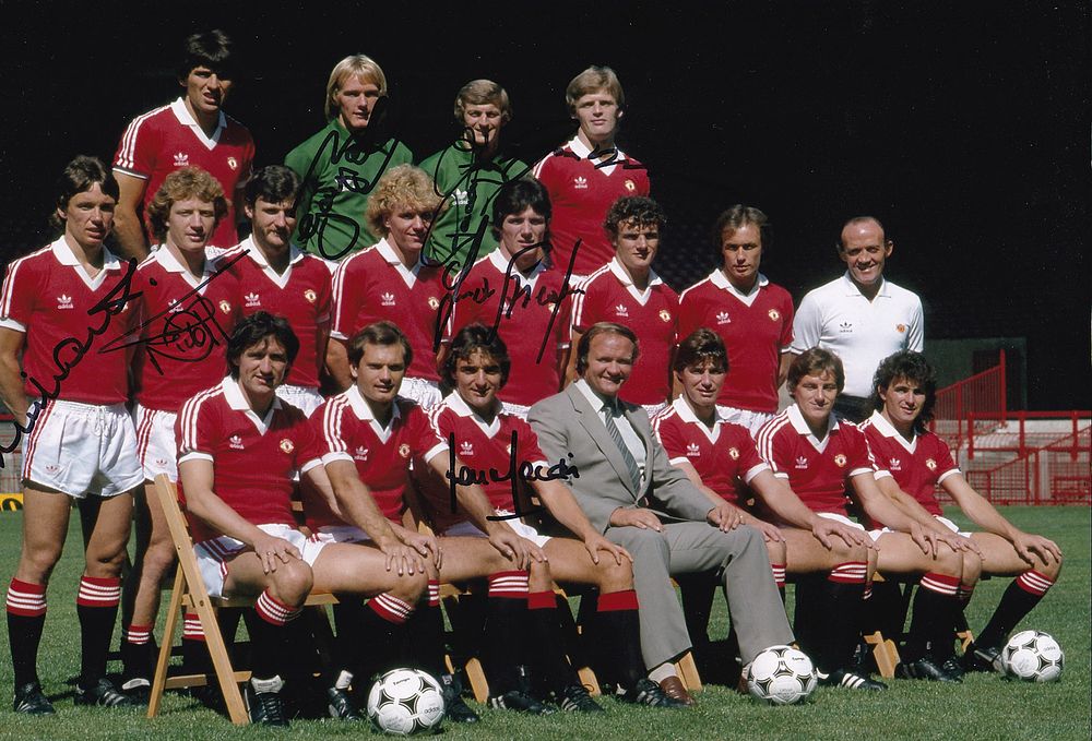 Lot 714: Autographed MAN UNITED 12 x 8 photo :...