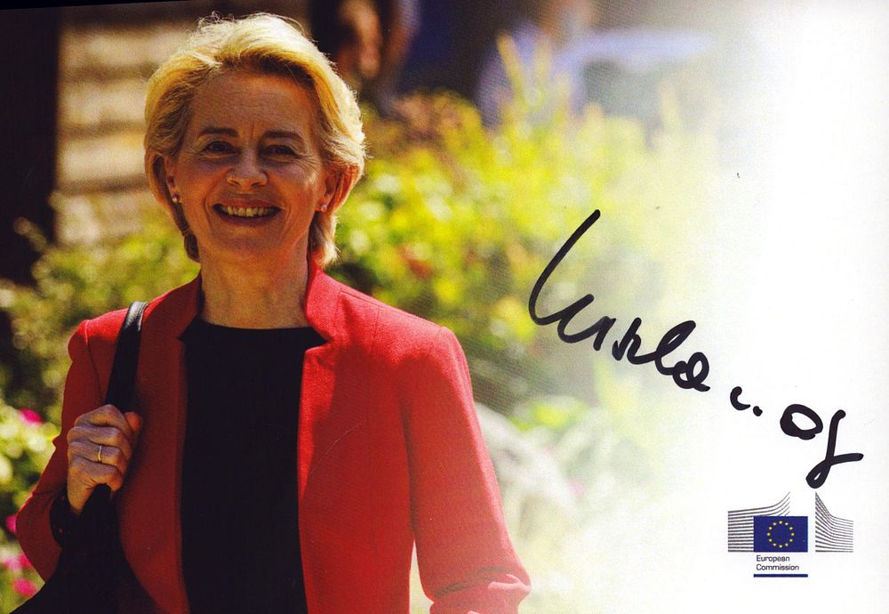 Lot 304: Ursula von der Leyen signed 7x5inch colour photo.