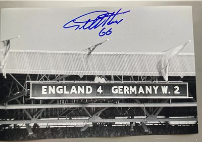 Geoff Hurst 1966 World Cup final England 4 Germany 2 Scoreboard 12 x 8 bw photo. Sir Geoffrey 