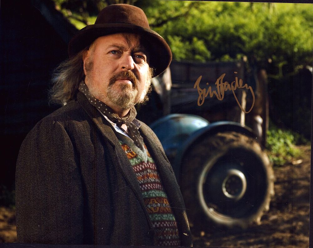 Lot 226: Bill Bailey signed 10x8inch colour photo.