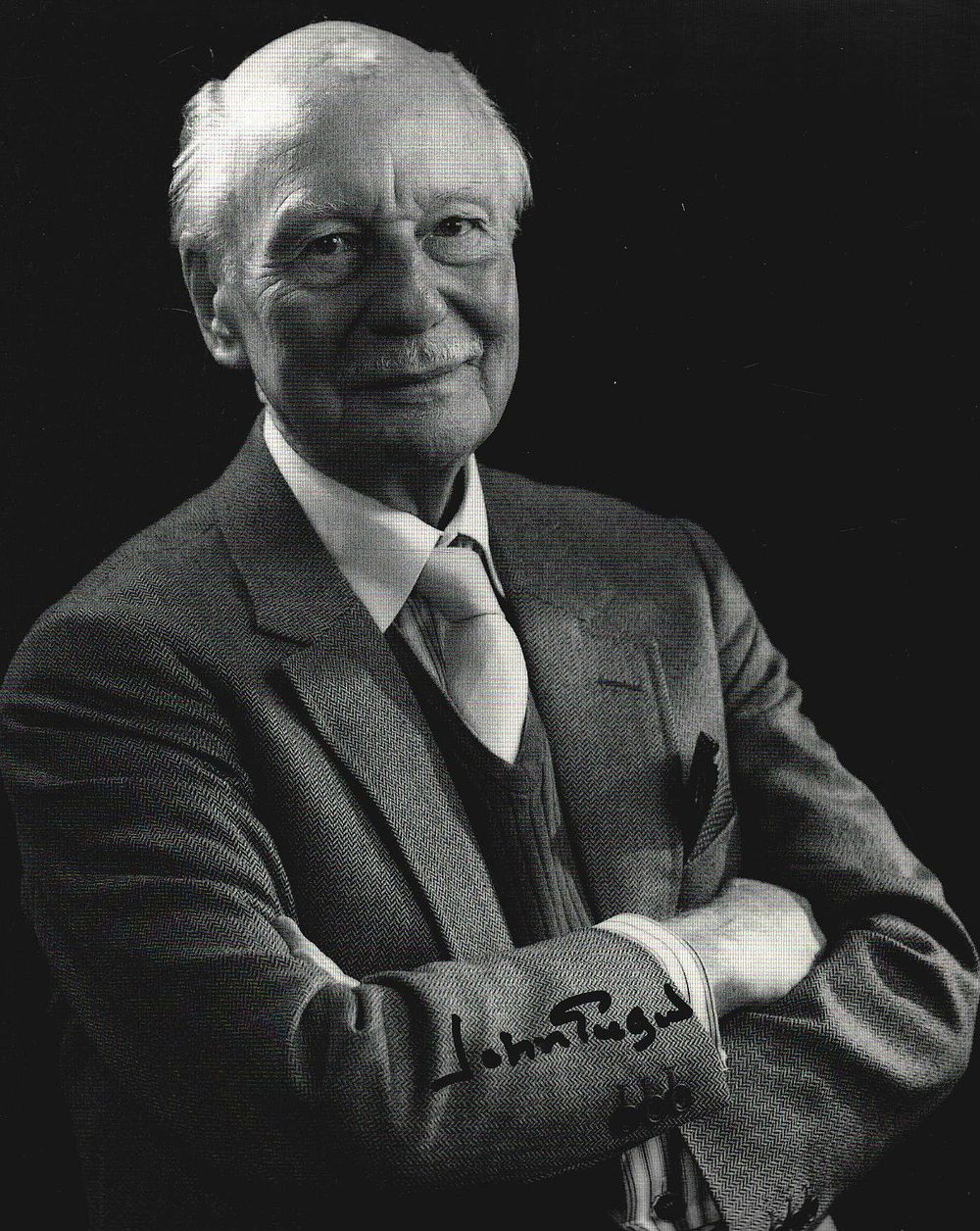 Lot 287: John Gielgud signed 5x6 inch Approx black &...