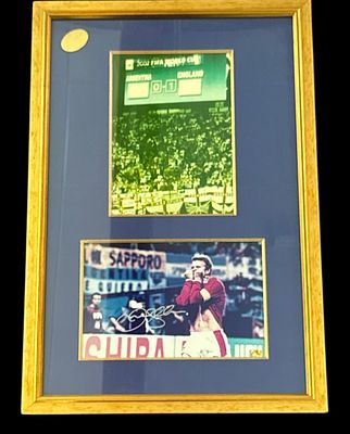 David Beckham signed colour photo 2002 England vs Argentina. Mounted and framed, measures 28x19 