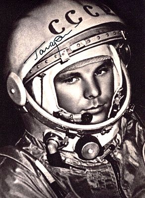Vostok 1 USSR Cosmonaut Yuri Gagarin Signed 5x4 inch black and white headshot photo in space 