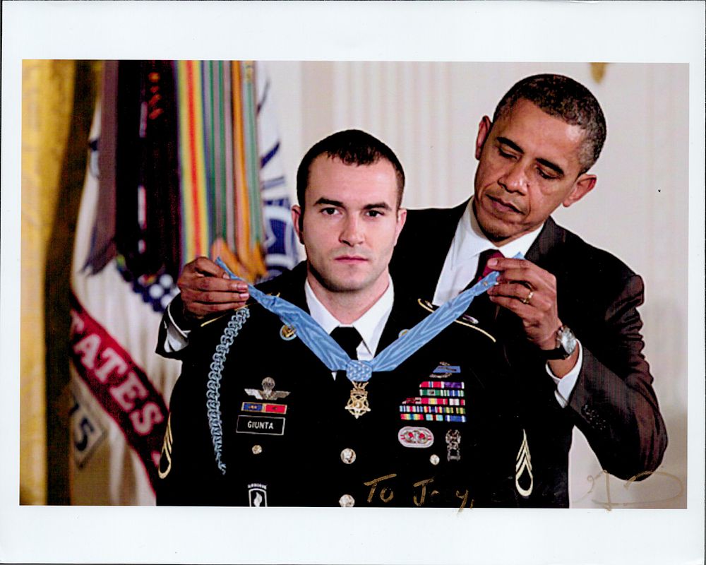 Lot 572: Salvatore Giunta MOH signed 10x8inch colour photo. Dedicated.