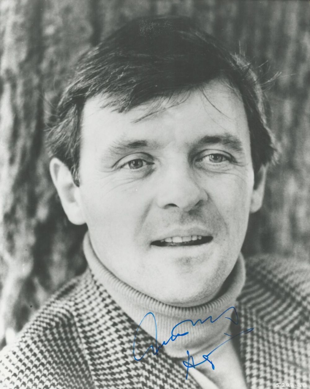 Lot 237: Anthony Hopkins signed 10x8 black and white photo....