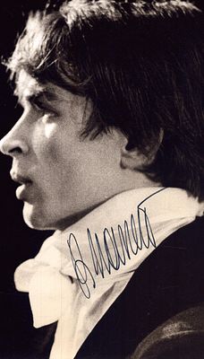 Rudolf Nureyev Russian Ballet dancer signed black and white 10x8inch photo.