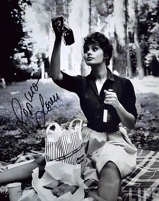 Sophia Loren signed black and white 12x8inch photo.